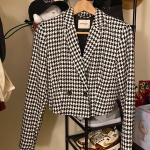 Houndstooth cropped blazer